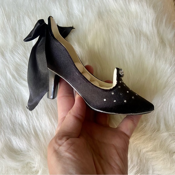 Black satin ring holder - Picture 2 of 6